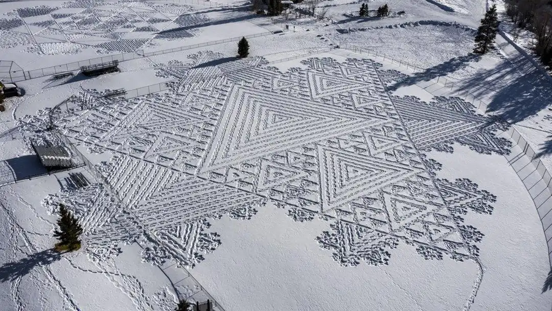 Koch Snow art by Simon Beck
